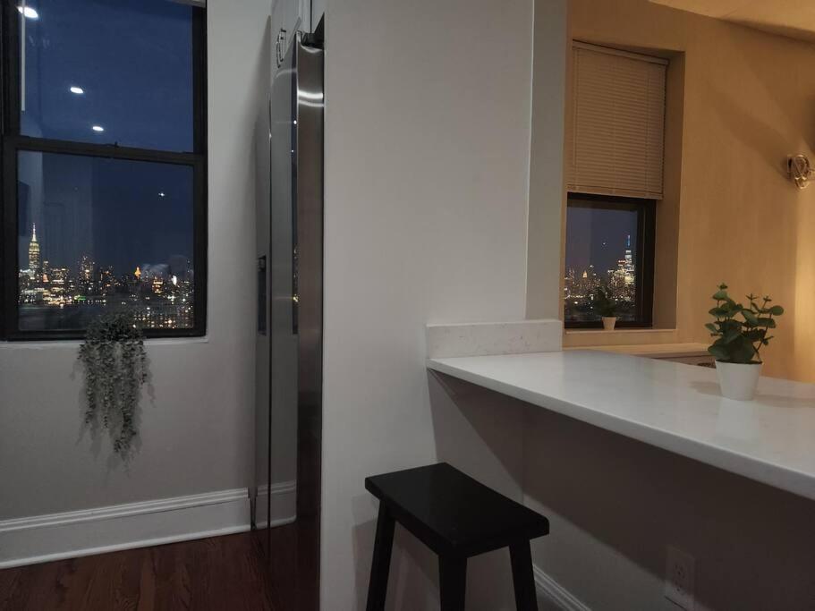 Elegant 2 Bed Gem! Mins From Nyc Leilighet Union City Eksteriør bilde