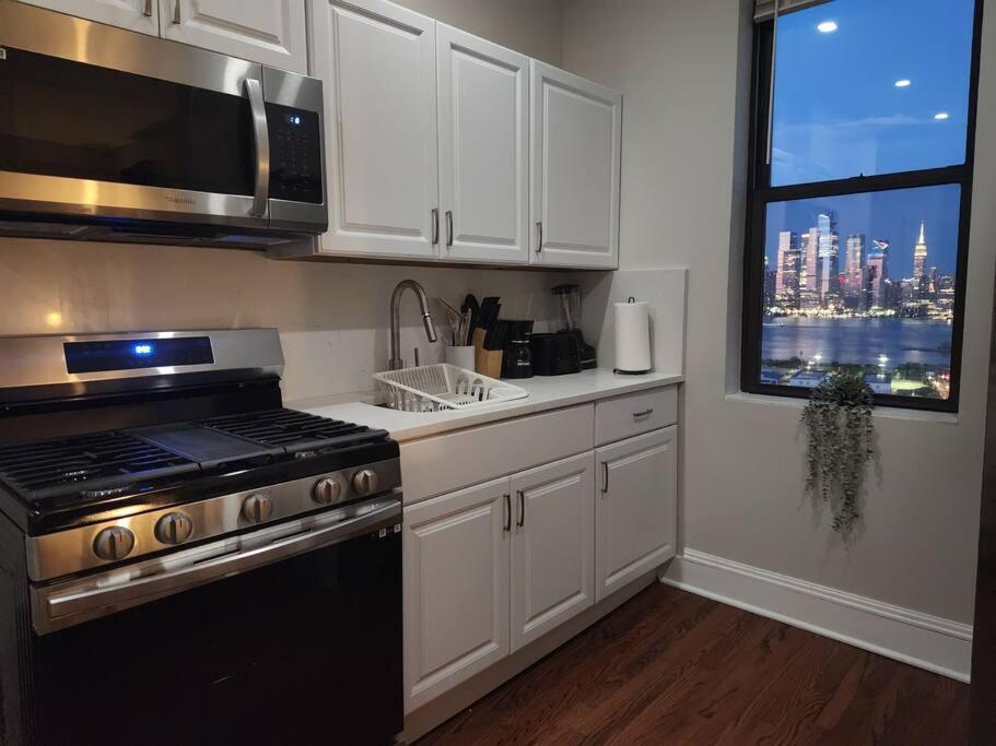 Elegant 2 Bed Gem! Mins From Nyc Leilighet Union City Eksteriør bilde