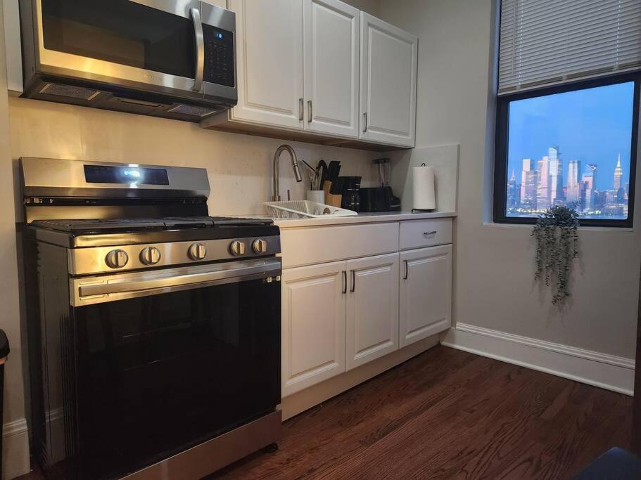 Elegant 2 Bed Gem! Mins From Nyc Leilighet Union City Eksteriør bilde