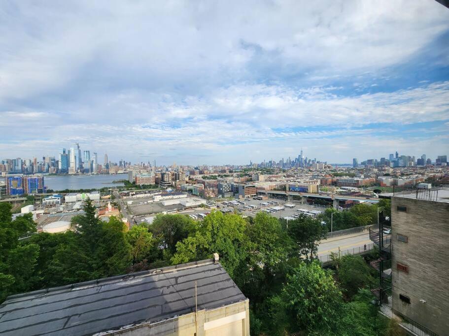 Elegant 2 Bed Gem! Mins From Nyc Leilighet Union City Eksteriør bilde